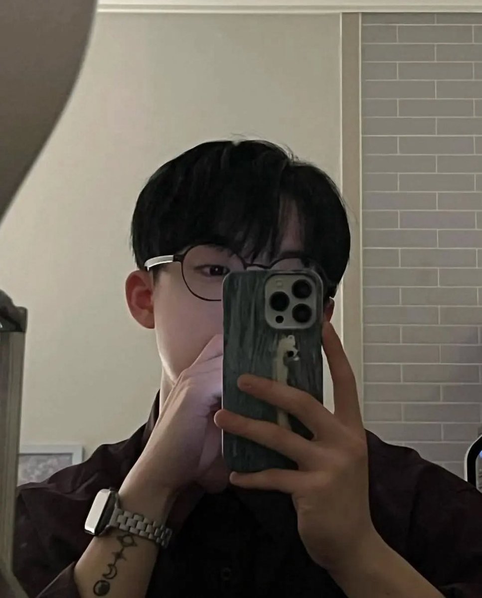 回到台中了～
躺著剛坐起來的我
第一張是現在大三的從容感☺️
第二張是我翻到大一的時候在租屋裡拍照還會打扮的相片