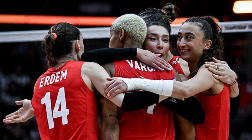 Filenin Sultanları'nı kutluyorum. Yıllardır başarıları bizi gururlandırıyor. Başarılarındaki süreklilik voleybol alanında geleceğe yönelik umutlarımızı da artırıyor. Çünkü verdikleri ilhamla yeni sporcular filizleniyor...