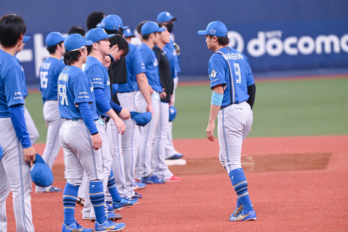 __nmrj5's tweet photo. 結構長い時間生田目が卓の腰に手を回して卓もやられるがまま一緒に歩いていたのに列に並び始めた瞬間生田目が卓を突然押し出して微妙な空気が流れたの声出た、仲良しすぎる

 #中島卓也 
 #生田目翼 https://t.co/1Jb2zF7Mdn
