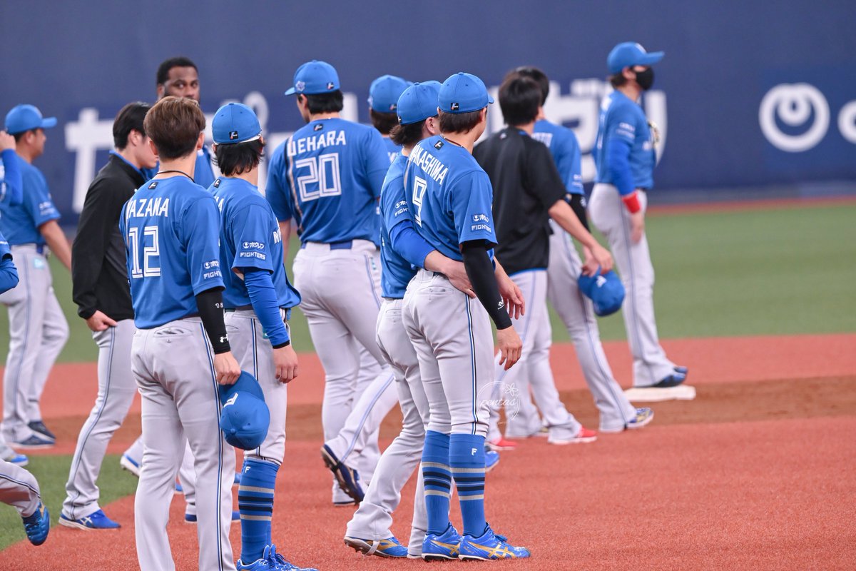__nmrj5's tweet photo. 結構長い時間生田目が卓の腰に手を回して卓もやられるがまま一緒に歩いていたのに列に並び始めた瞬間生田目が卓を突然押し出して微妙な空気が流れたの声出た、仲良しすぎる

 #中島卓也 
 #生田目翼 https://t.co/1Jb2zF7Mdn