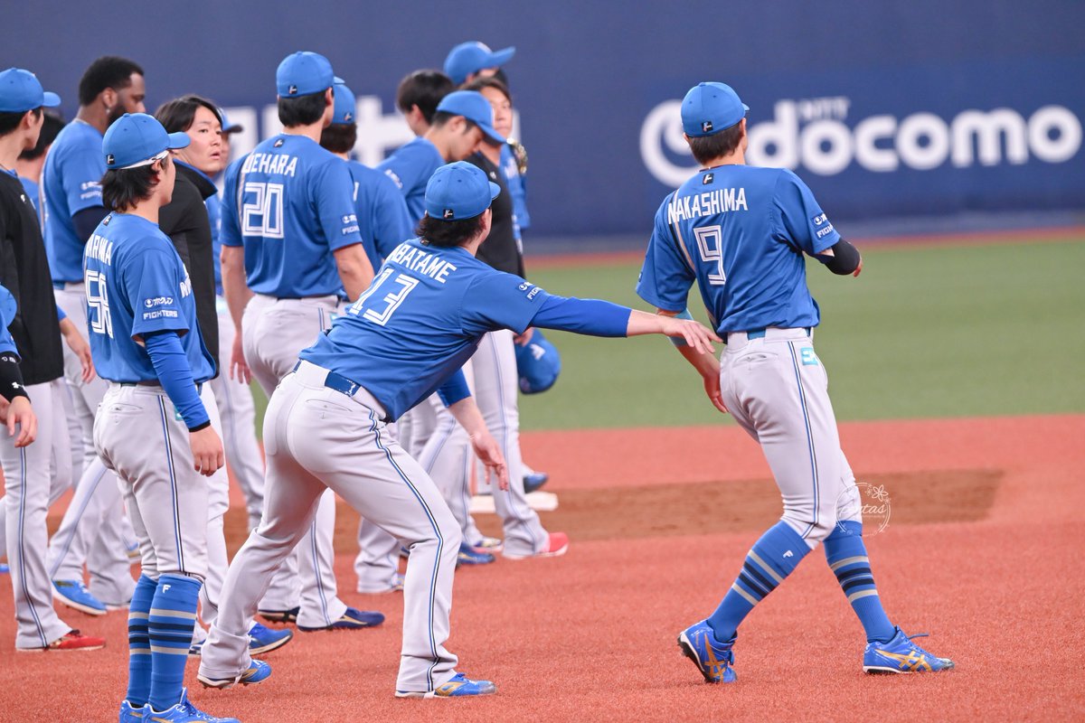 __nmrj5's tweet photo. 結構長い時間生田目が卓の腰に手を回して卓もやられるがまま一緒に歩いていたのに列に並び始めた瞬間生田目が卓を突然押し出して微妙な空気が流れたの声出た、仲良しすぎる

 #中島卓也 
 #生田目翼 https://t.co/1Jb2zF7Mdn