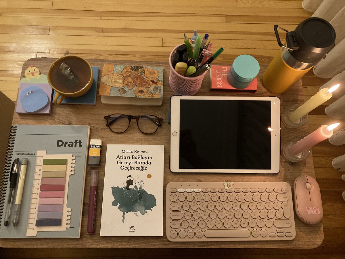 yeni kitaba ve silgiye başlamanın heyecanını içeren masam :3