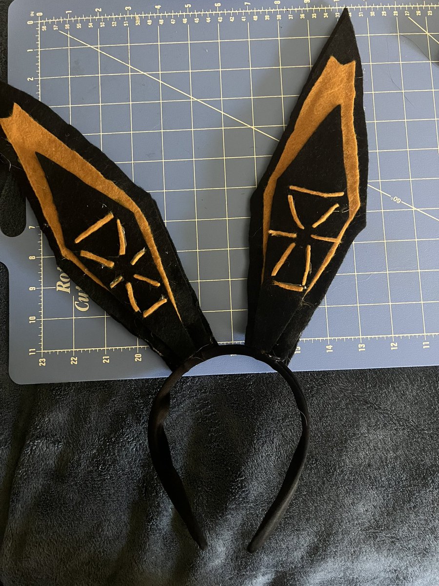 Finally was able to finish these! Not exactly 100% accurate but it’s a start! 🖤💛

Love bnuuy!! 🐰