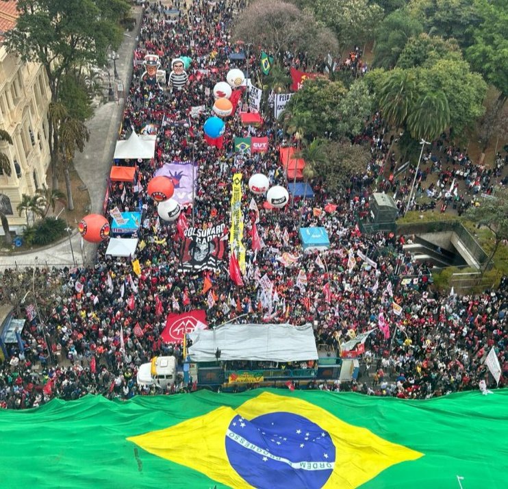 EsquerdaLibre's tweet image. Enquanto no ato organizado pelo Boulos, os manifestantes estenderam à BANDEIRA BRASILEIRA.

No ato, que flopou na Avenida Paulista, os bolsonaristas estenderam à BANDEIRA ESTADUNIDENSE 😡

Quem são os reais patriotas?

BRASIL SOBERANO 🇧🇷
BRASIL CONTRA A ANISTIA 
CHEGA DE GOLPE!