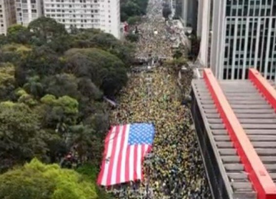 EsquerdaLibre's tweet image. Enquanto no ato organizado pelo Boulos, os manifestantes estenderam à BANDEIRA BRASILEIRA.

No ato, que flopou na Avenida Paulista, os bolsonaristas estenderam à BANDEIRA ESTADUNIDENSE 😡

Quem são os reais patriotas?

BRASIL SOBERANO 🇧🇷
BRASIL CONTRA A ANISTIA 
CHEGA DE GOLPE!