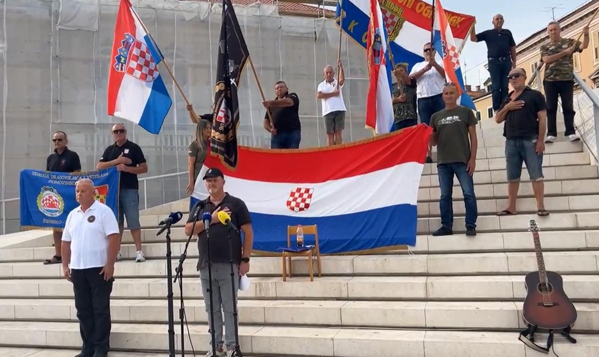 Sramotno je da bilo tko, na bilo kom mjestu, u bilo kakvoj prigodi ističe nekakvu zastavu kao hrvatsku, a koja nije zastava Republike Hrvatske.
Koju su to oni državu branili?
Ako su branili.