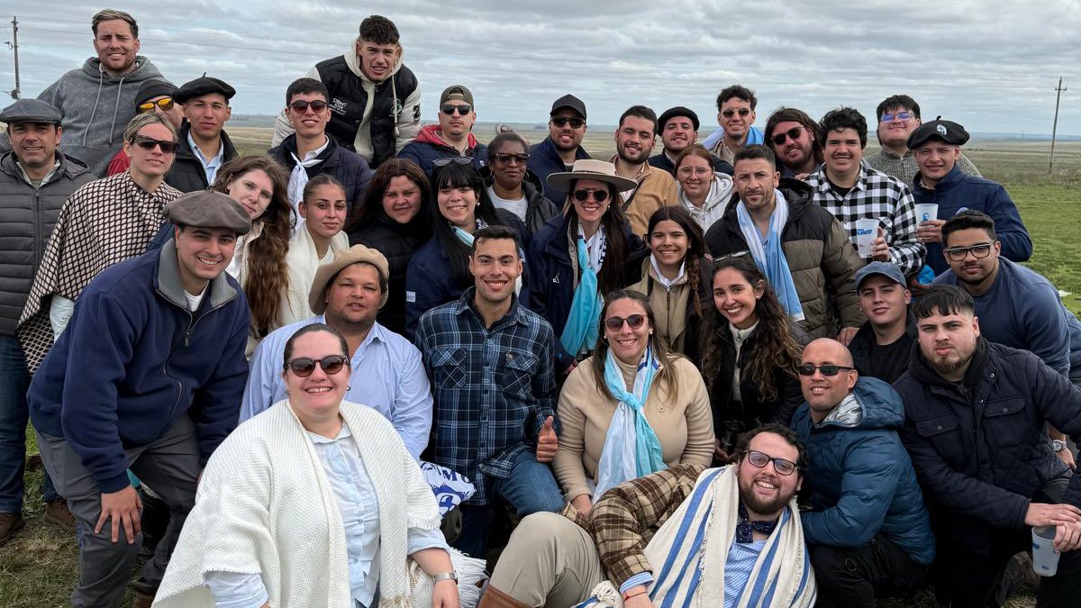 Masoller nos reunió una vez más 🔵⚪️

Los jóvenes de la <a href="/lista71/">Lista 71 [oficial]</a> dijimos presente para homenajear a nuestro caudillo, reafirmando nuestro compromiso y convicciones 🇺🇾