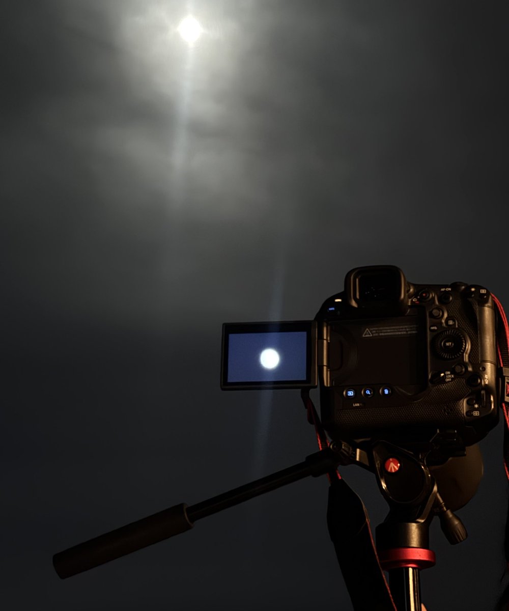 Capturing the lunar spectacle! The moon's transformation is mesmerizing. I'll freeze this moment, preserving the celestial beauty for you all. 🌒🤩 #LunarEclipse #moon