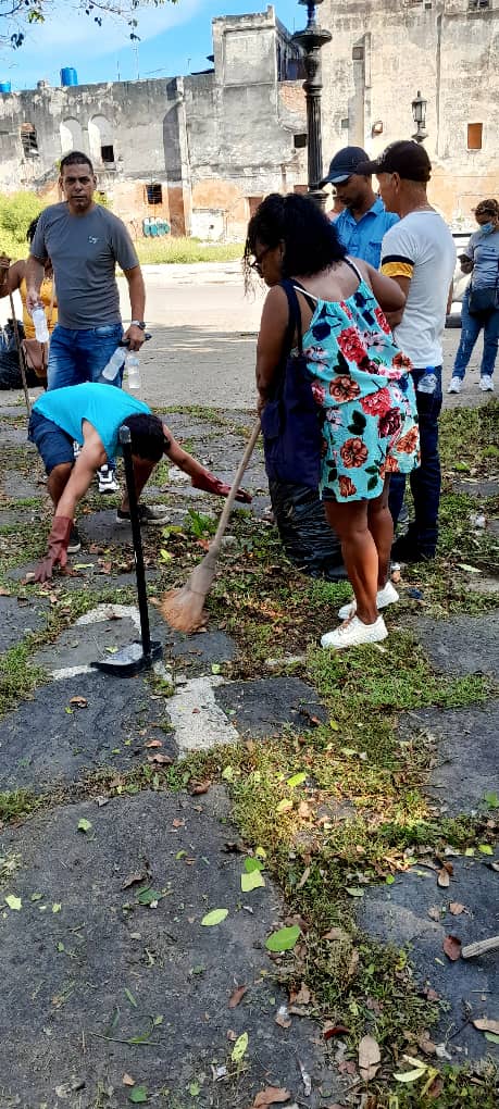 margaritaCuest7's tweet photo. Domingo de trabajo voluntario para una ciudad limpia, cuidemos y mantengamos la limpieza de parques y calles, higiene para todos. Entrevista de #CanalHabana #100AñosConFidel #CheVive #UnidosXCuba #EtecsaConCuba @etecsa_dvpe @MINCOMCuba @EddyCuba87 @ErlinRondon #DVLH https://t.co/w8zLjtH0pf