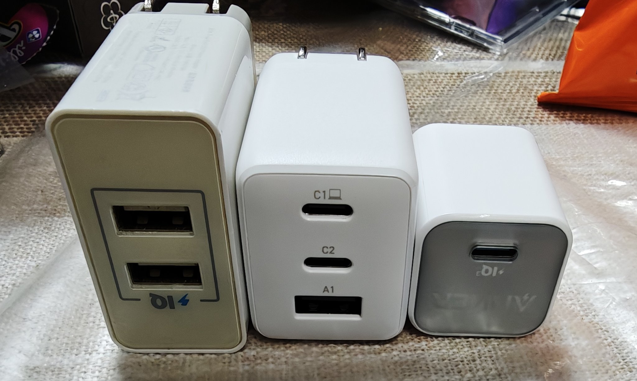 ⭐ピカピカ光る充電器⭐ Amazon | Fargo SATI COLOR 壁挿し 電源タップ スマホスタンド