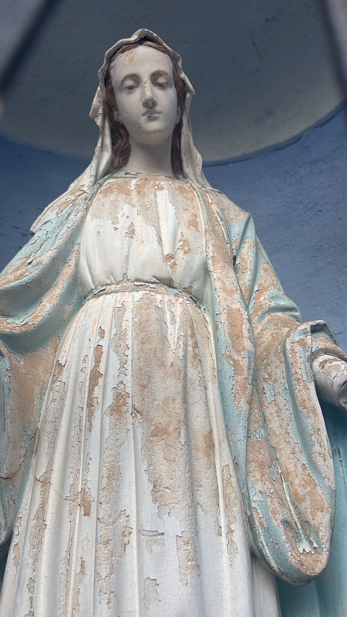 📢 On vous a fait croire que la République = liberté.
En réalité : c’est surveillance, impôts records et politiciens de carrière qui vivent de vos efforts.

👑 La Monarchie ?
C’était une France forte, indépendante, avec un pouvoir incarné et une identité claire.

La République