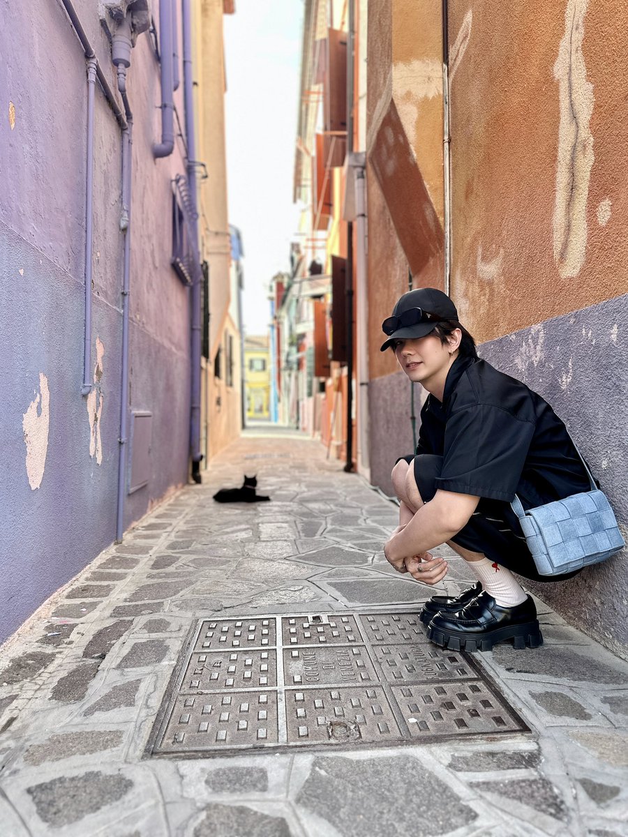 🏖️🏝️หมู่เกาะ บรูราโน่ (Burano) เป็นหมู่เกาะเล็กๆที่ตั้งอยู่ในทะเลสาบเวนิส (Venetian Lagoon)  เป็นที่รู้จักในระดับโลกจากบ้านเรือนสีสันสดใส

The Burano Islands are a small archipelago located in the Venetian Lagoon and are known worldwide for their brightly colored houses