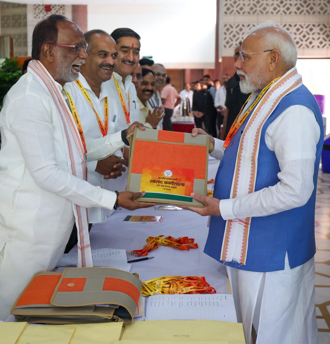डीडी न्यूज़ (@ddnewshindi) on Twitter photo उपराष्ट्रपति चुनाव से पूर्व बीजेपी की कार्यशाला में भाजपा ओबीसी मोर्चा के राष्ट्रीय अध्यक्ष सांसद डॉ के. लक्ष्मण की प्रधानमंत्री <a href="/narendramodi/">Narendra Modi</a> से मुलाकात की उपराष्ट्रपति चुनाव से पूर्व बीजेपी की कार्यशाला में भाजपा ओबीसी मोर्चा के राष्ट्रीय अध्यक्ष सांसद डॉ के. लक्ष्मण की प्रधानमंत्री <a href="/narendramodi/">Narendra Modi</a> से मुलाकात की