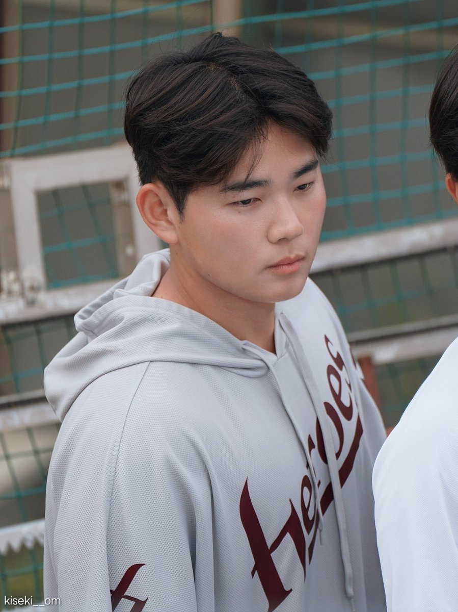 안녕하세요 여러분
오늘 키움히어로즈 김동욱 선수 데뷔 4주년이에요
하나둘셋 하면 군복무 화이팅! 해주세요
하나둘셋