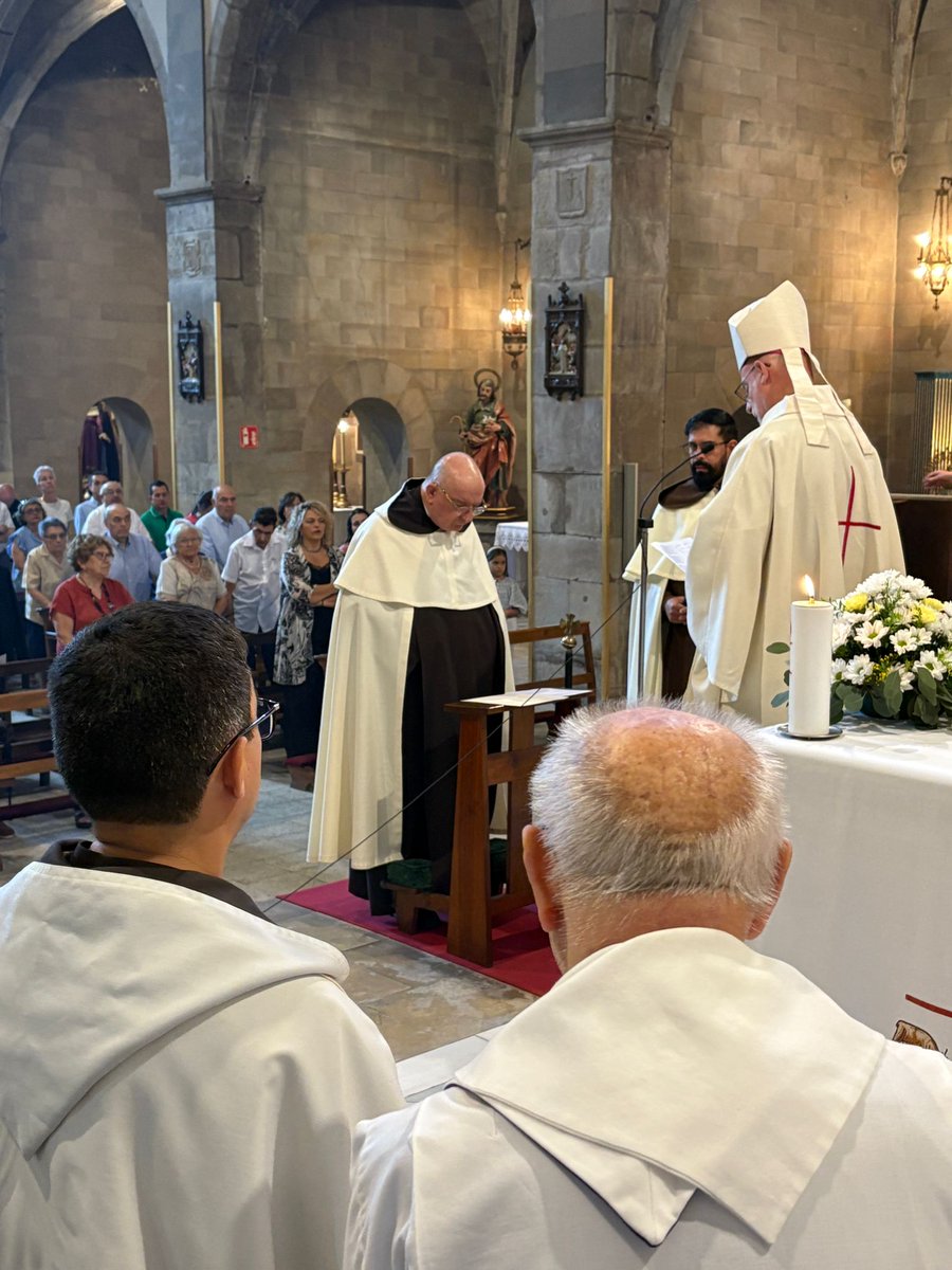 "Avui celebrem els cinquanta anys de professió del P. Jordi, una data sempre important i més encara en aquesta societat líquida. Una fita impossible d’aconseguir sense estimar, a Crist i als germans".
Ahir, 50 anys de professió religiosa del carmelita P. Jordi Maria Gil, a Olot.