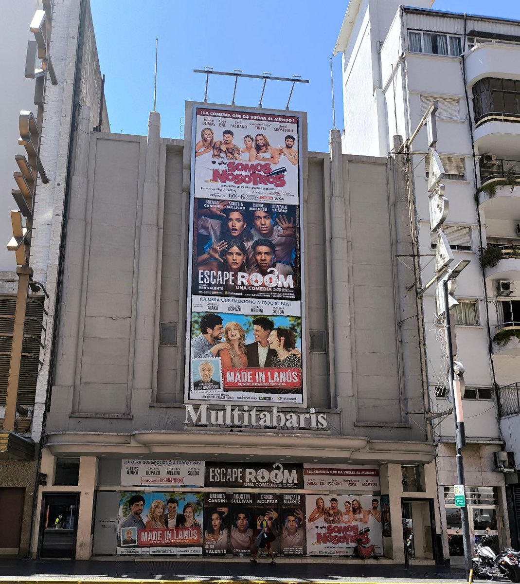 De un teatro, cuatro teatros.
De otro teatro, tres teatros.
Más elencos, más directores, más autores, más técnicos…
Por más trabajo, más cultura, más teatro!
Durante cincuenta años construir teatros fue nuestra obra, para más obras de teatro.