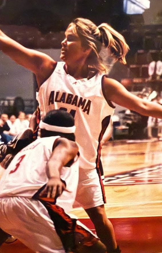 HooverLadyBucs's tweet image. We mourn the loss of 1999 graduate Leigh (Papisan) Morris. Leigh was a 4 year Varsity letterman who was a huge part of our success in the late 90s! She later went on to play for @AlabamaWBB. Our thoughts and prayers go out to all affected by Leigh’s passing. 🧡🖤 #LadyBucForever
