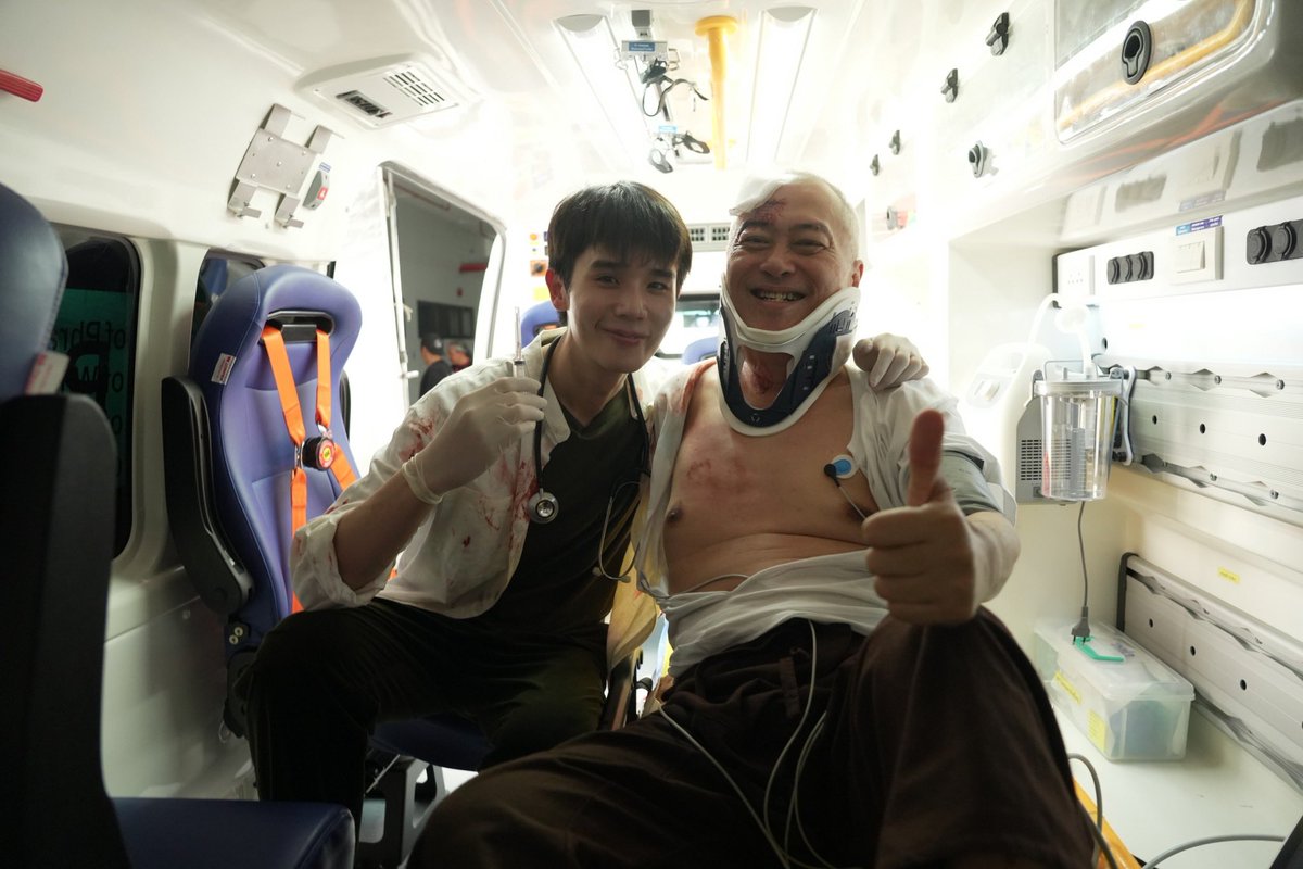 ภาวะลมรั่วในปอดแบบดันกด (Tension pneumothorax) คือภาวะที่ลมรั่วออกจากปอดเข้าไปในช่องอก แต่ไม่สามารถออกมาได้ ทำให้ลมสะสมมากขึ้นเรื่อย ๆ จนกดปอดและหัวใจ ผู้ป่วยมักมีอาการหายใจลำบากเฉียบพลัน เจ็บหน้าอก หน้าซีด เหงื่อออก ความดันต่ำ และบางครั้งคอโป่ง ถ้าไม่รีบรักษาอาจเสียชีวิตได้ทันที