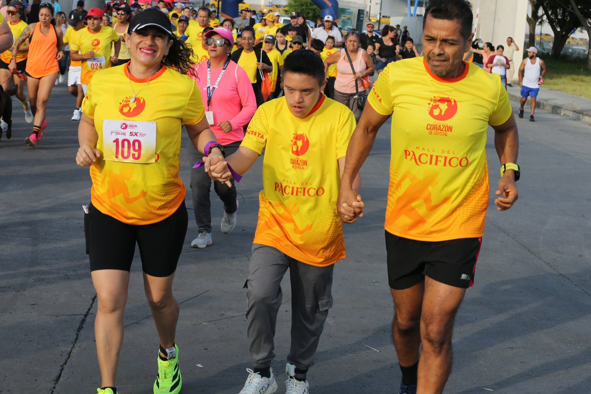 Leoorlandoa's tweet photo. Hoy junto a la @PrefecturManabi y la Fundación Corazón de Cristal se corrió en Manta la carrera inclusiva 5 K llenando de solidaridad y alegría el corazón de los niños, niñas y jóvenes con discapacidad, así como el de sus familias.

Nuestro equipo médico y de fisioterapia garantizaron una atención oportuna a todos los participantes. 

Seguimos acompañando con amor a todas las familias manabitas🙌🏼