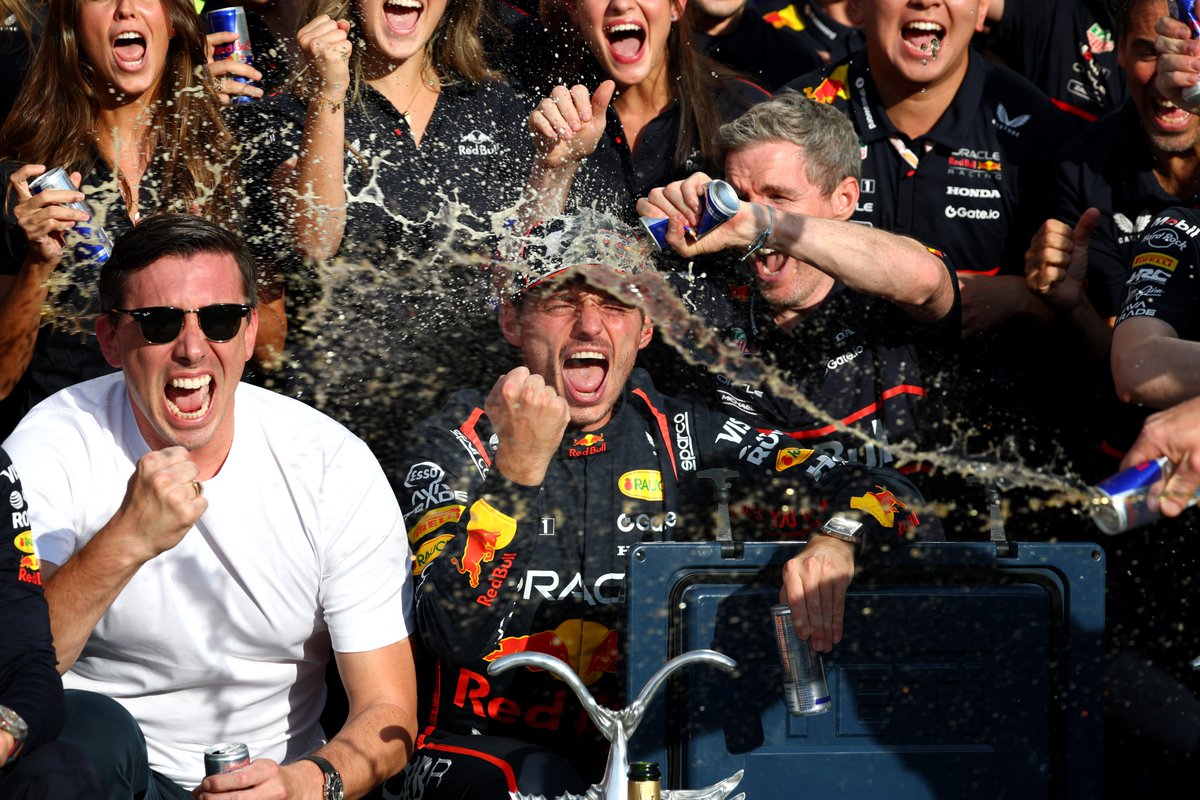 radiohitfm965's tweet photo. 🔥🏁 Monza vivió otra jornada épica: Max Verstappen se impuso en el Gran Premio de Italia ante la locura de los tifosi, mientras que Lando Norris y Oscar Piastri completaron el podio. Te contamos cómo se vivió la carrera 👇 #F1 #GPItalia https://t.co/lLIIzK5uS4