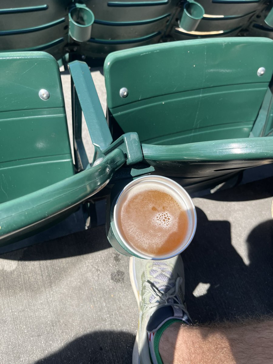 MarinersLove's tweet image. Blue moon courtesy of the goat @RaiseTheTrident thank you brotha! Let’s get this series W