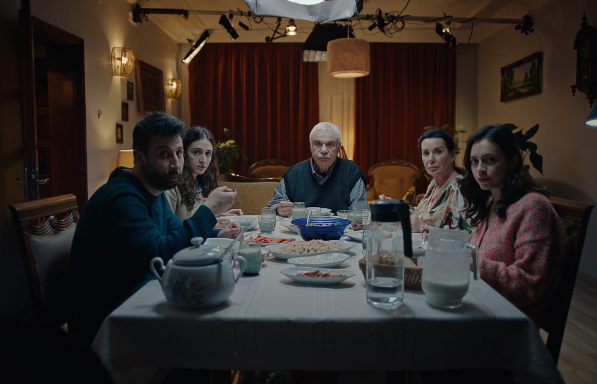 “Akşam Yemeği” Altın Portakal’da Yarışacak!

Senaryosunu <a href="/suatkocer/">Suat Köçer</a>'in yazdığı,  yönetmenliğini <a href="/okannakgun/">Okan Akgün</a>'ün üstlendiği kısa film “Akşam Yemeği”, bu yıl 62.’si düzenlenecek Antalya Altın Portakal Film Festivali’nde dünya prömiyerini yapacak.

filmarasidergisi.com/aksam-yemegi-a…

<a href="/AntalyaFF/">Antalya Altın Portakal Film Festivali</a>