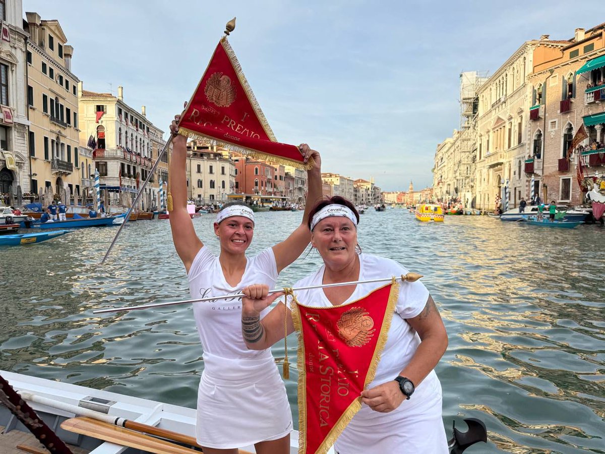 #RegataStorica2025
🏆 Regata delle Donne su Mascarete a due remi

Forza, tecnica ed eleganza: le protagoniste di questa regata hanno conquistato il pubblico con una sfida appassionante e ricca di emozioni.

Bandiera Rossa per la coppia Silvia Bon e Debora Scarpa, imbarcazione