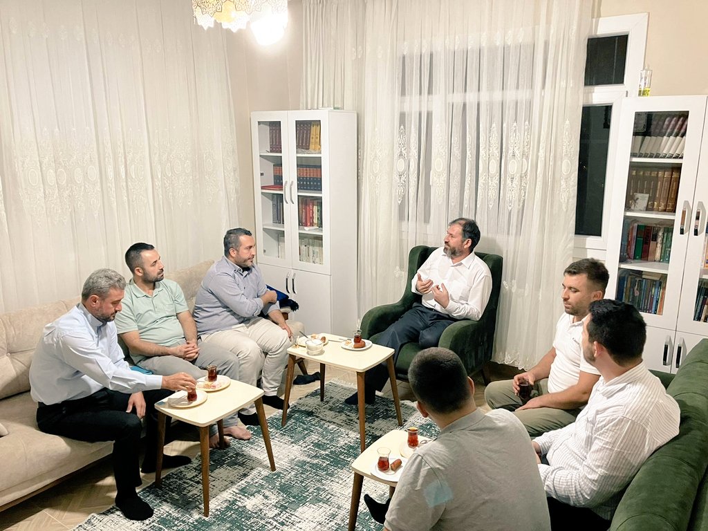 "Kim Kur'an ve sünnet ilmini öğrenmek için bir yola girerse Allah o kişiye cennetin yolunu kolaylaştırır."  [Müslim]
‘’Müslüman, müslümanın kardeşidir’’
@ZiyaretlesmeAyi 
Kardeşini ZiyaretEt
#KardeşinleZiyaretleş