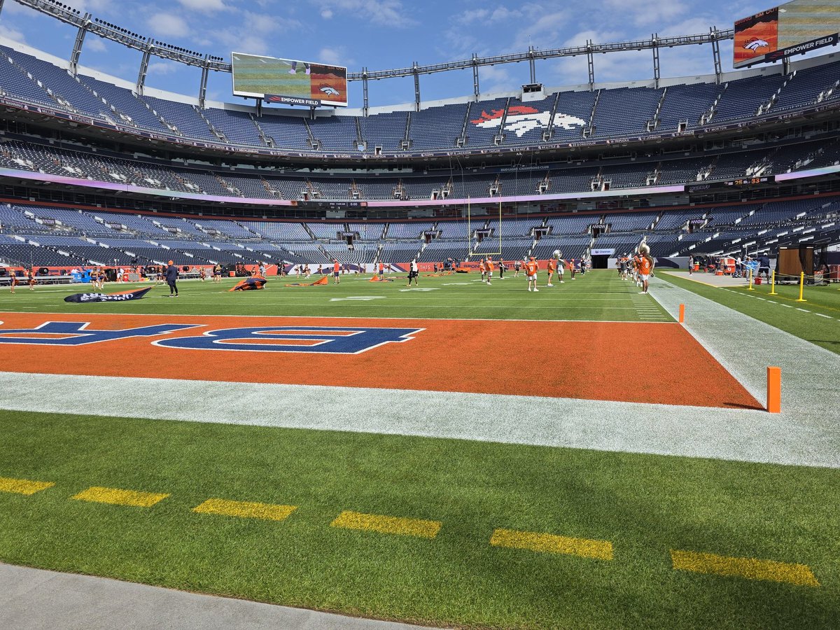 TDavenport_NFL's tweet photo. As the big homie @TheRonSlay would say.......We in the building! https://t.co/kCSf2H7Sai