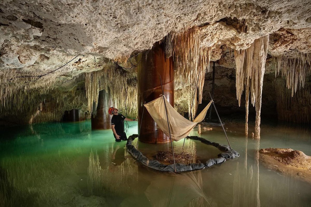 “El biólogo y ambientalista Roberto Rojo, cofundador de Cenotes Urbanos, mira un enorme pilar impulsado por la cueva de Oppenheimer cerca de Playa del Carmen. Los cenotes son el hogar de incontables especies raras y endémicas, y para los mayas, han sido portales sagrados hacia el