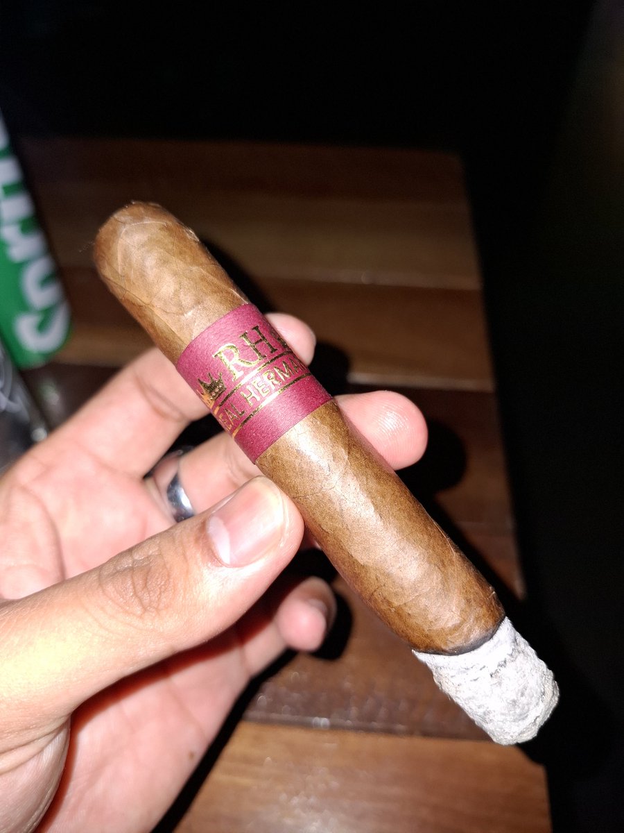 Win or lose, a cigar never betray nor leaving you when you need the most, unlike most humans out there.

Cigar: Real Hermanos Burgundy (Nicaragua| Handmade)
Size:  Robusto 

#cigar #nicaraguancigar #realhermanoscigars