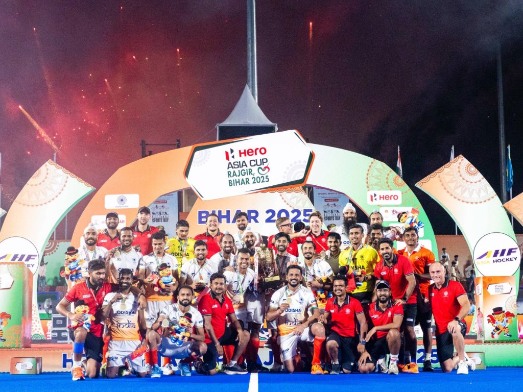 TheHockeyIndia's tweet image. 𝑫𝒐𝒖𝒃𝒍𝒆 𝒄𝒆𝒍𝒆𝒃𝒓𝒂𝒕𝒊𝒐𝒏 𝒇𝒐𝒓 𝑰𝒏𝒅𝒊𝒂! 🔥 
Winners of the Hero Asia Cup Rajgir, Bihar 2025 ✅
Qualified for the FIH Hockey World Cup 2026 ✅
#HockeyIndia #IndiaKaGame #HumseHaiHockey #HeroAsiaCupRajgir