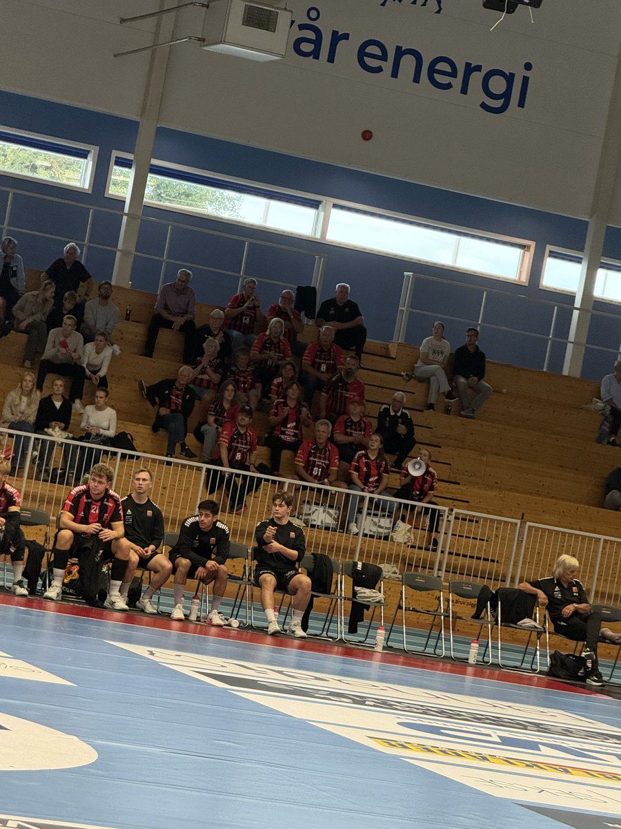 Arendal(H)
Tror capoen har glømt å skru på megafonen