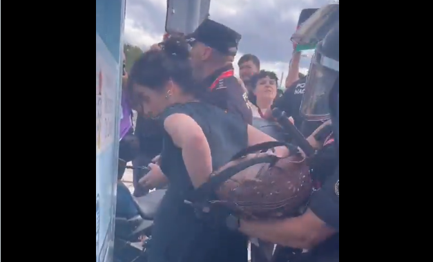 Néstor Rego (@nestorrego) on Twitter photo Perante a digna resposta do pobo galego, solidario con Palestina, a policía española actuou con excesiva contundencia e abuso de poder para protexer a participación na Volta do equipo do estado xenocida de Israel. Pediremos explicacións no Congreso.
Moita forza, Rosana <a href="/obloque/">BNG - Bloque Nacionalista Galego</a>. Perante a digna resposta do pobo galego, solidario con Palestina, a policía española actuou con excesiva contundencia e abuso de poder para protexer a participación na Volta do equipo do estado xenocida de Israel. Pediremos explicacións no Congreso.
Moita forza, Rosana <a href="/obloque/">BNG - Bloque Nacionalista Galego</a>.