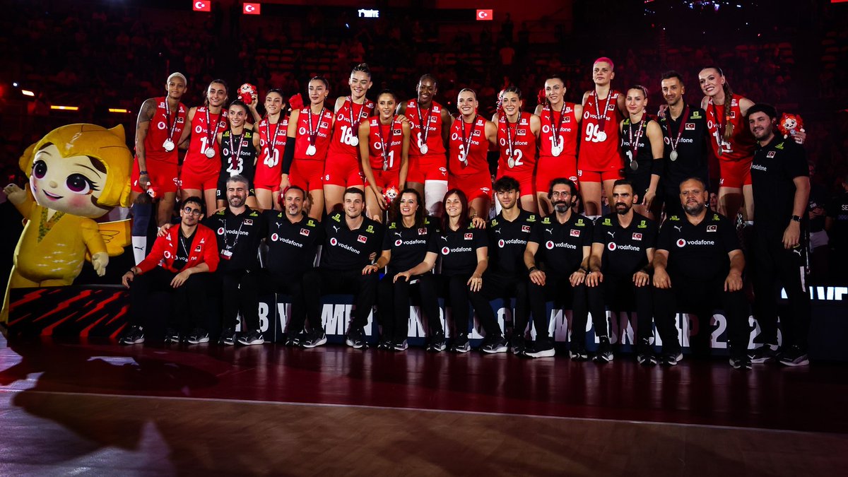 MCakiroglu34's tweet photo. Gönlümüzün şampiyonu #FileninSultanları ile gurur duyuyoruz… 🇹🇷🤍

2025 FIVB Kadınlar Voleybol Dünya Şampiyonası’nda tarihimizde ilk kez çıktığımız finalde, İtalya karşısında A Millî Takımımızın dünyaya gösterdiği muhteşem mücadelesi ile Dünya ikincisi olduk! 🥈Bayrağım��zı gururla dalgalandıran Ay-Yıldızlı Sultanlarımıza ve Başantrenörümüz #DanieleSantarelli başta olmak üzere A Millî Takımımızın her bir parçasına minnettarız… 👏🏻🙏🏻✨

Tarih yazdınız Filenin Sultanları, sizleri seviyoruz, gururumuzsunuz! ♥️

TEŞEKKÜRLER! 
@TVForgtr @gencliksporbak

#Dünyaİkincisi #ŞampiyonKalpler #İyiKiVarsınız #GururlanTürkiye #DünyaDuysunBizBuradayız #KimseyiTanımadımSendenDahaGüzel