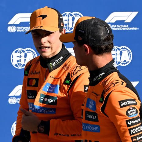 blog_formula1's tweet photo. Andrea Stella, chefe de equipe da McLaren, esclareceu a decisão de inverter as posições entre Piastri e Norris:

“A situação do pit stop não é apenas uma questão de justiça, é uma questão de consistência com nossos princípios. 

E pra onde quer que o campeonato vá (entre eles), o importante é que tudo esteja dentro dos princípios e dos valores que temos na McLaren e que criamos junto com nossos pilotos”
