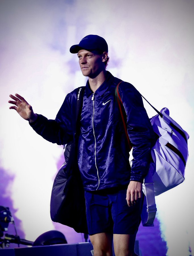 JSinnerFR2's tweet image. 🚨📞 Appel de Jannik Sinner à l'instant. "4 sets, 3 heures, l'US et la place de numéro 1." m'a-t-il dit d'une voix caverneuse.
"Quoi ?? Mais Alcaraz n'a pas perdu un set du tournoi, tu n'as pas peur ?" lui ai-je demandé naïvement.

Il a ricané pendant 34 secondes et 8 centièmes🥶