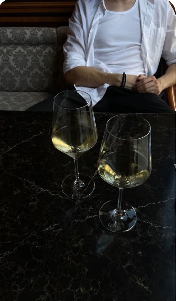 …..
…

تو وفا کن به غَمَت بااده بیار …
.
شاید این غم برود 
                   از دلِ دیوانه
                          دو پیمانه بیار…

…
مهاجر
.
.