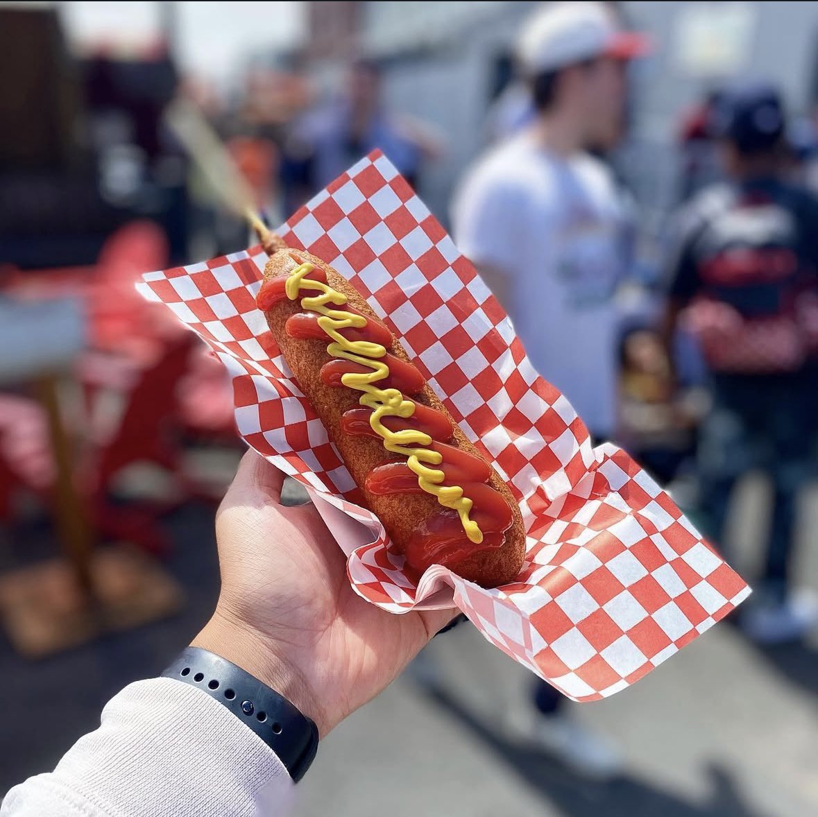 Batter Up Truck is at Spark Social SF for brunch today. End the week right with us before it’s too late! 
.
.
.
.
.
#batterupsf #batteruptruck #corndog #sauce #sparksocialsf #sundaymood☀️ #nfl #gogiants #ninernation #nomnom #betterthandisneyland