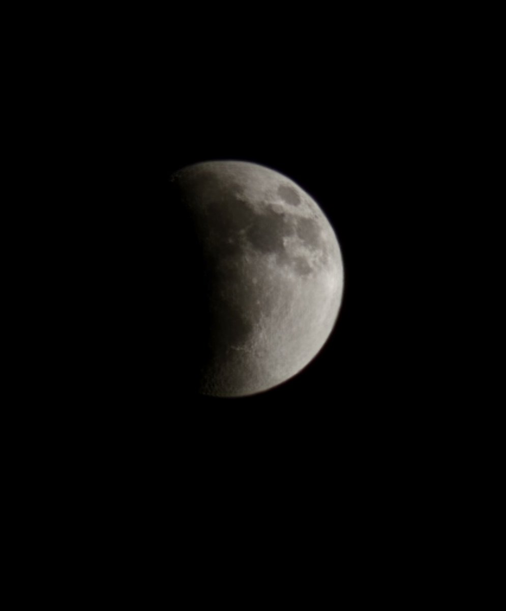 اللهم ارحمنا إذا برق البصر وخسف القمر وجُمع الشمس والقمر، اللهم اجعل خسوف قمرك هذا رحمة لنا ولا تؤاخذنا بذنوبنا ولا تنزل غضبك علينا واغفر لنا وارحمنا يا أرحم الراحمين"