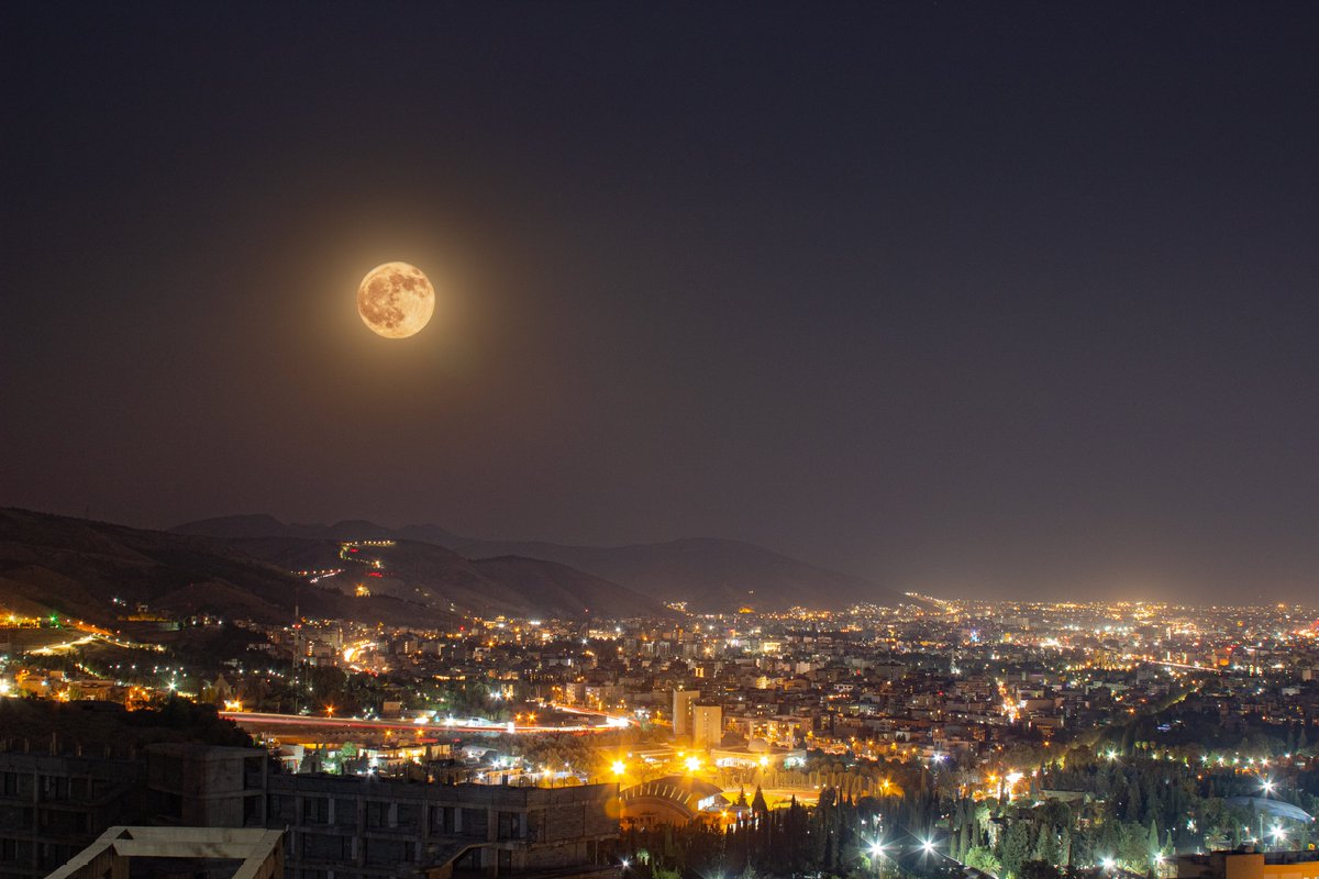 طلوع ماه کامل بر فراز شهر شیراز 📸
- دقایقی قبل از شروع خسوف...