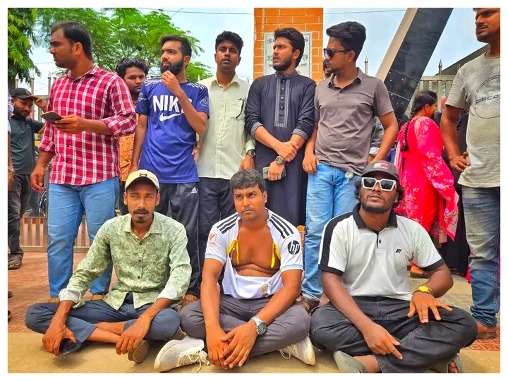 নওগাঁয় ভর্তি ফি বৃদ্ধির প্রতিবাদ করায় ছাত্রদল নেতাকে মারধর