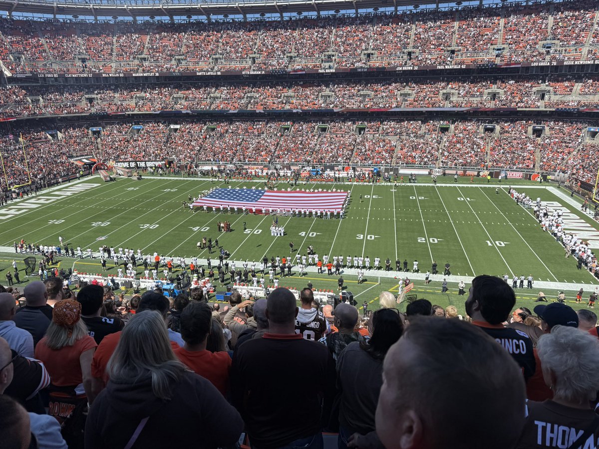 Shout out to <a href="/swaggie_lee_lee/">Hannah Lee</a> &amp; <a href="/Browns/">Cleveland Browns</a>  for inviting me to the home
Opener today! Such an amazing atmosphere!