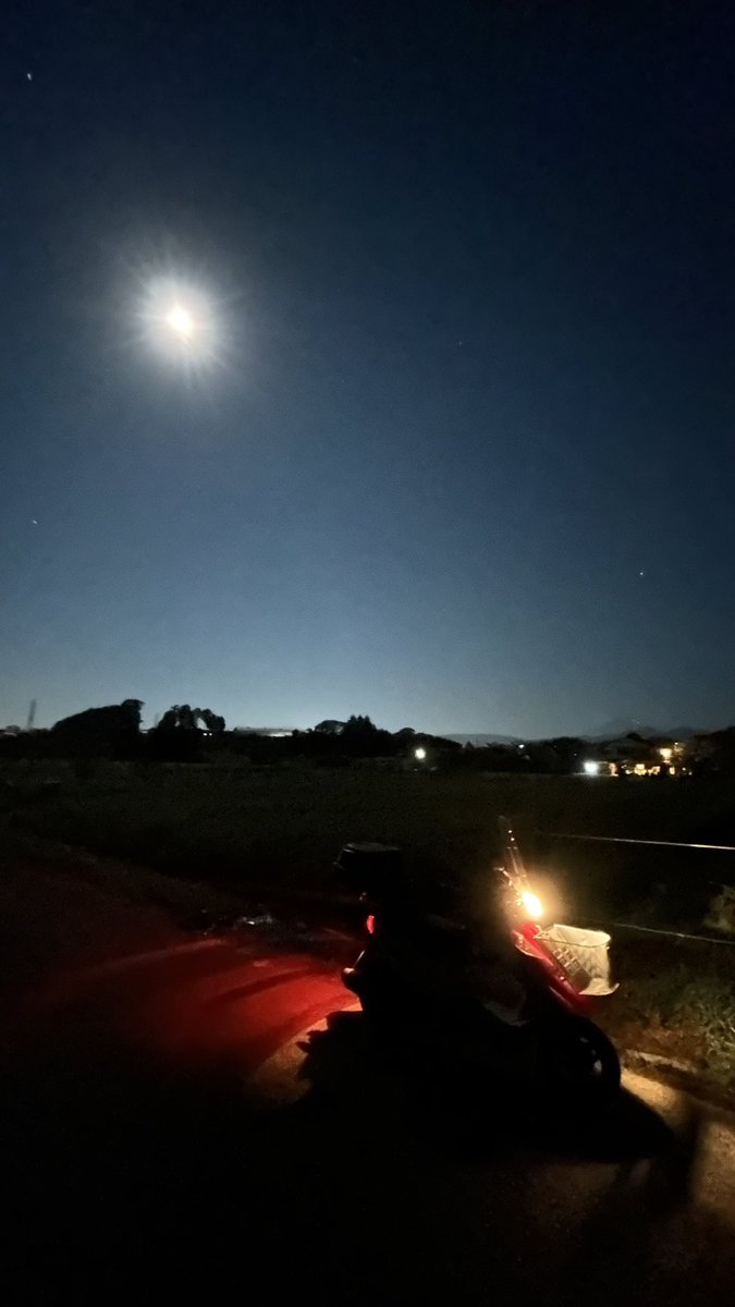 Sincere25892171's tweet photo. 1:27 a.m.
通勤途中!のルーティン
神奈川県秦野市東田原
田原ふるさと公園にて
皆既月食が始まった〜
いつもの場所には、デッカいレンズを付けたカメラ📷で撮影している人が数人いたので少し避けた場所から眺める
今週も相棒は #アドレスV125G
#HADANO #秦野 #星空 https://t.co/kdOnsT6UVv