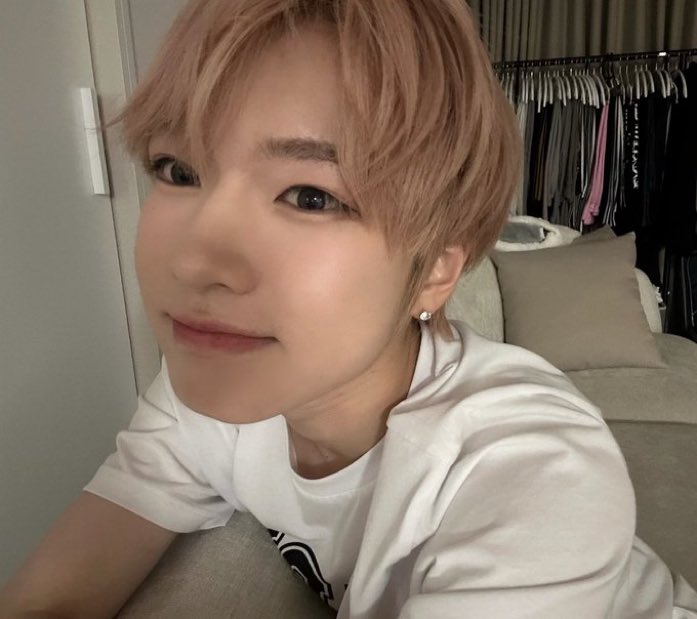 yusionzen's tweet photo. THIS IS TNE BEST SAKU SELFIE EVER HE LOOKS SO CUTE https://t.co/0CLBlaRxjl