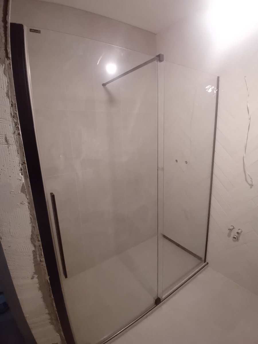 Дэвелопер подкинул нежданчик. И архитекторка постаралась.  Это пиздец. Пришлось выбивать весь бетон и выливать с учётом 6 миллиметров основного пола. Делать ступеньку для кабины. Везде шлифы 45°. 
Но, сделал...