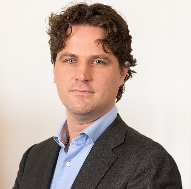 Dit is Henri Bontenbal. 
Media promoten hem als fatsoenlijk!
Hij houdt van 'wappies meppen' met de ME, vindt boeren stink-volk, wil klimaat-critici opsluiten &amp; PVV/FVD uitsluiten! 
Zullen wij hem uitsluiten door hem WEG TE STEMMEN? 

Doe een ♥️ &amp; RT als je het eens bent!