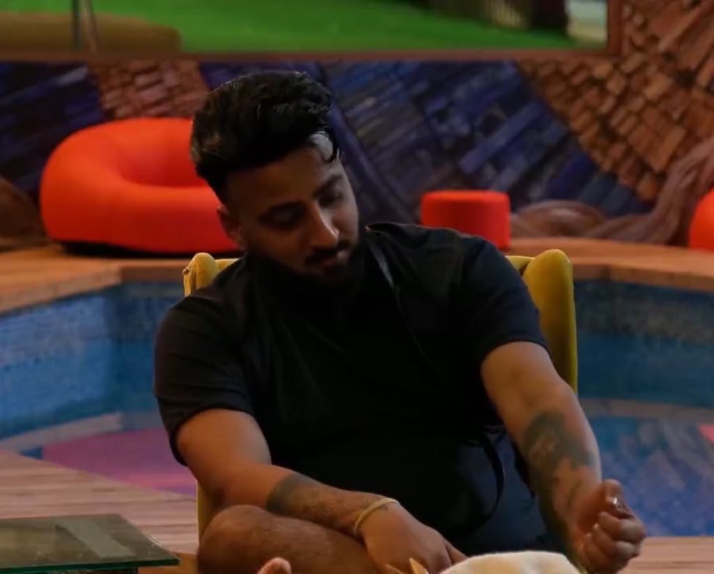 So ladies and gentleman , SidNaazBaaz are reunited on national television ❤️‍🩹

#SidNaazians jaag jao 😭 kaam bohot hai purane chawal ho kya karna hai bolne ki jarurat nhi hai 

#BiggBoss19 #ShehbazBadesha