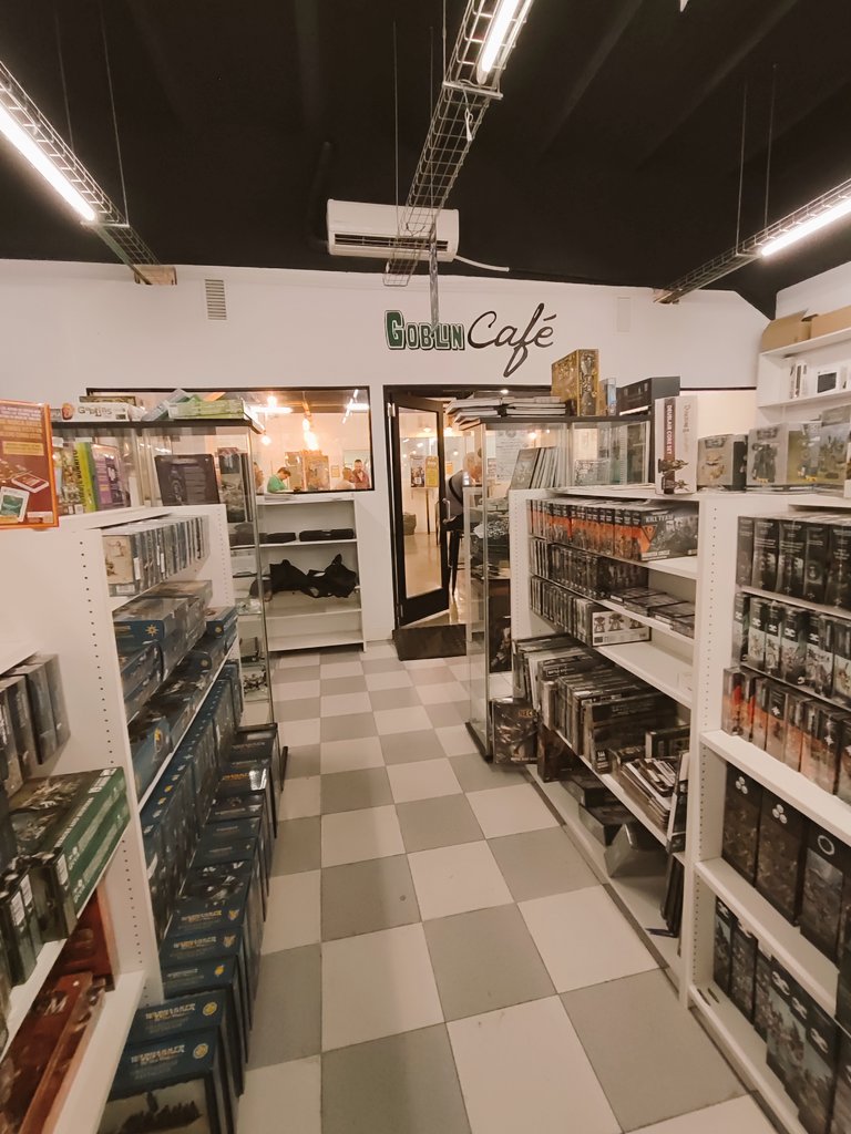 ChocotitaKawai's tweet image. GoblinTrader Mallorca, mi pareja pinta miniaturas y a veces lo acompañó aquí, está chula la tienda ❤️
@lasetablog 
#GoblinTrader #Warhammer #Miniaturas #PartidasDeRol #Juegosdemesa #CartasMagic #Mallorca