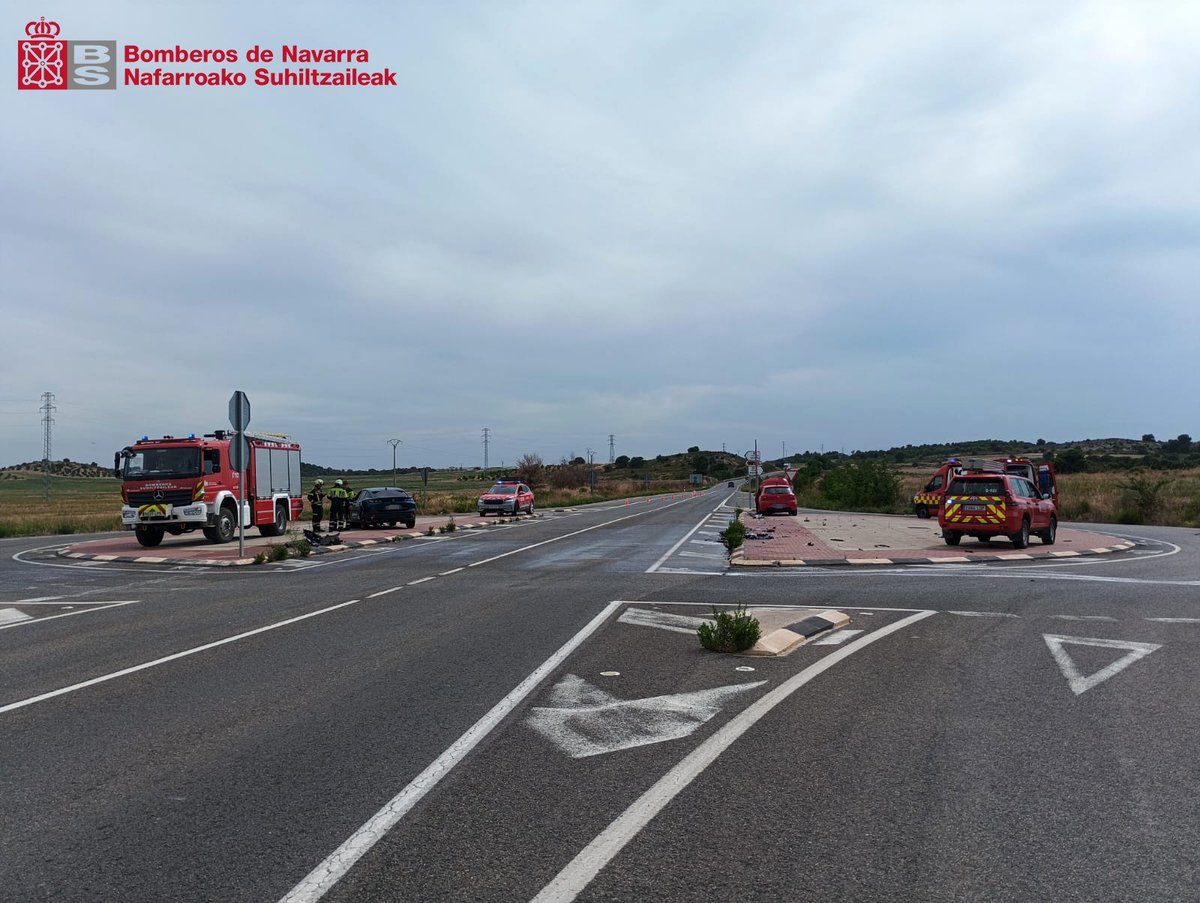 bomberos_na's tweet image. Intervenimos la tarde del #domingo en una colisión en la N-121 (#Caparroso) con 3 personas trasladadas al HUN

Atendemos heridos, abrimos carretera para circulación segura, inertizamos y desconectamos baterías de vehículos

#ParquePeralta
#ASVA
#ASVB
@salud_na 
@policiaforal_na